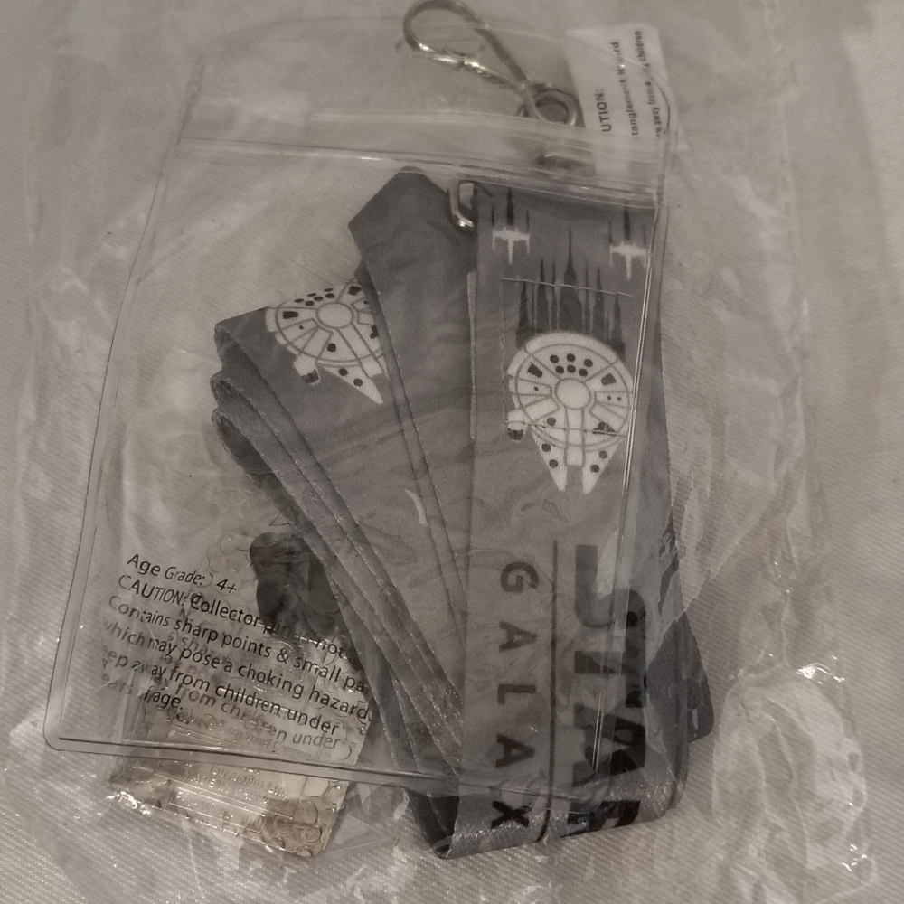 🏰Disneyland Resort Star Wars Galaxy's Edge Collector Pin And ID Lanyard - Picture 4 of 6
